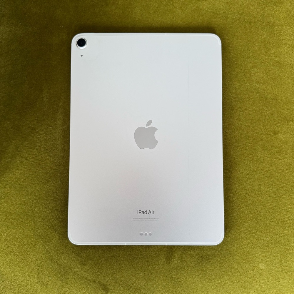 iPad Air 5th Generation - Picture 3 of 3